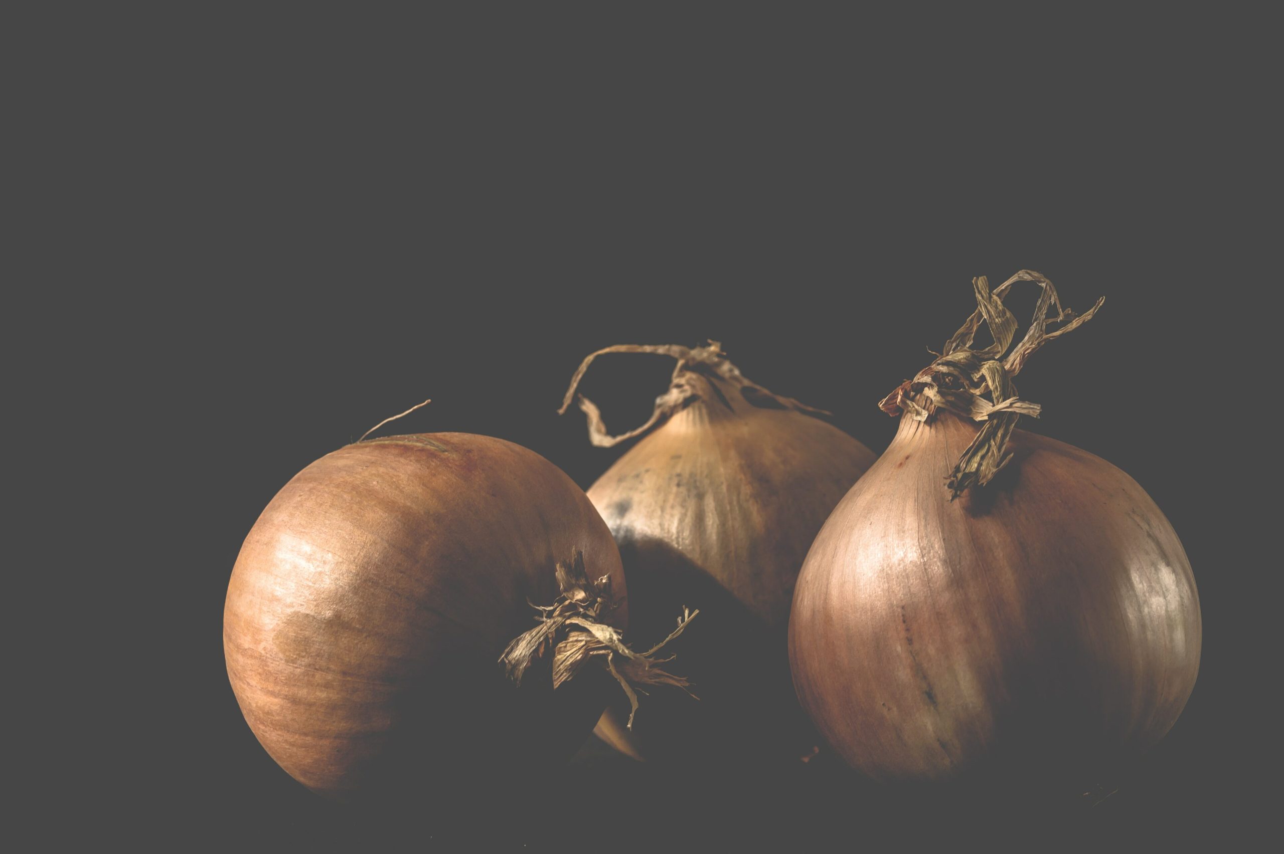 Pourquoi les chefs expérimentés mettent toujours un oignon entier avec un clou de girofle dans leurs plats